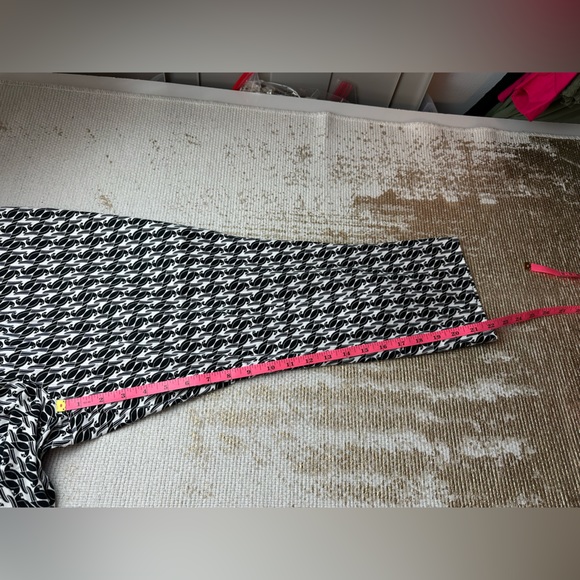 TALBOTS Petites Black White Parrot Print Capris | Size 10P - Picture 9 of 10